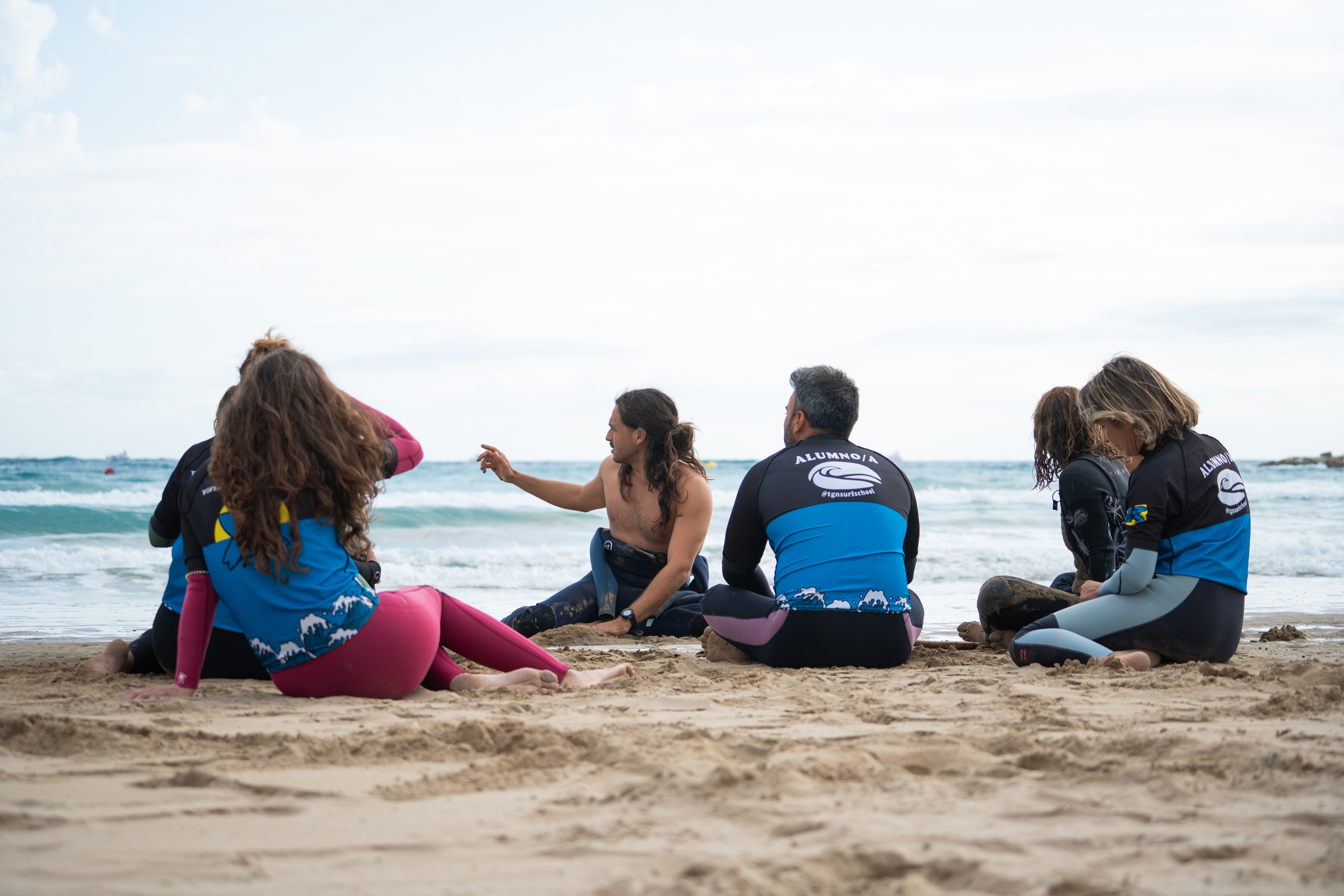 Grupo de alumnos en clase de surf